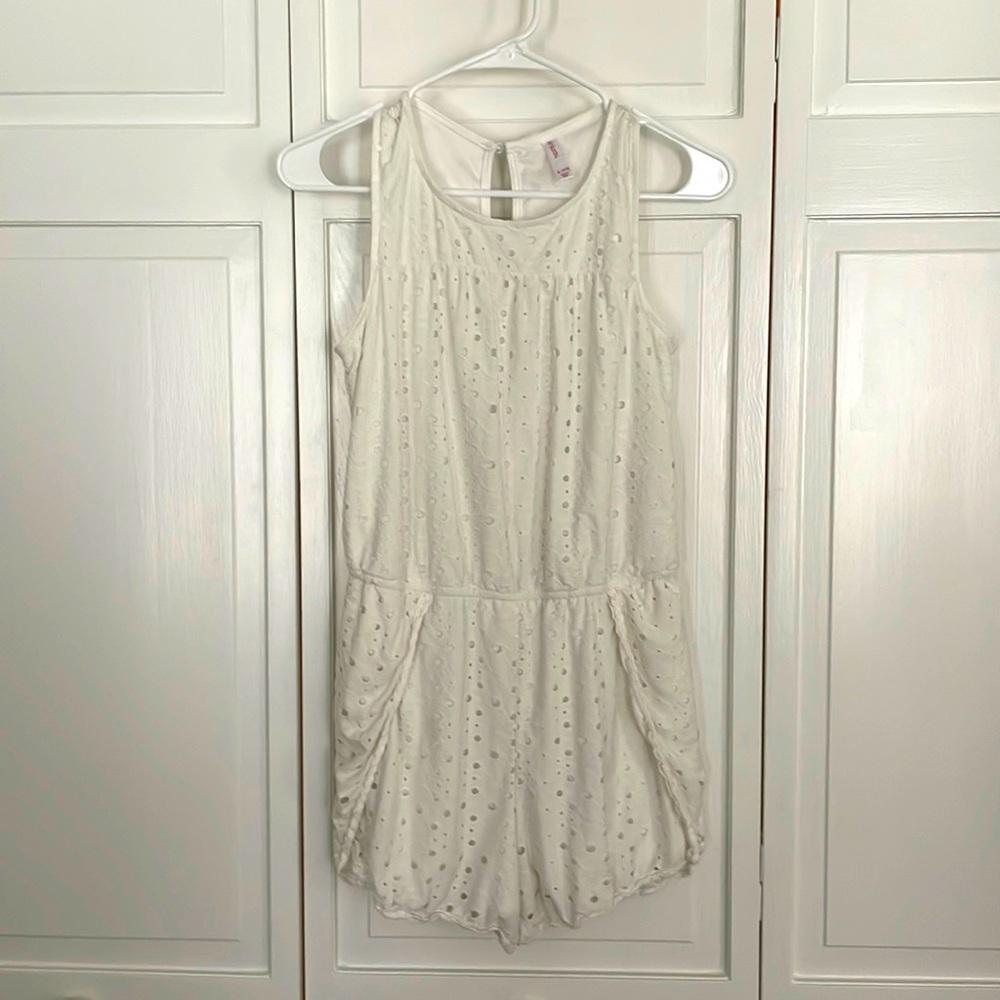 Xhilaration white eyelet jumper‎ XL